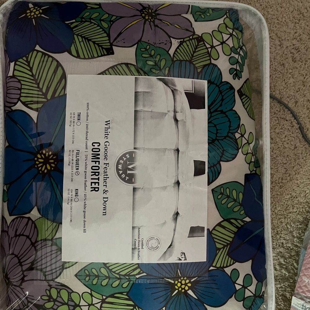 Martha Stewart Blue and Green Floral Comforter (INCLUDES 1 WHITE PILLOWCASE)